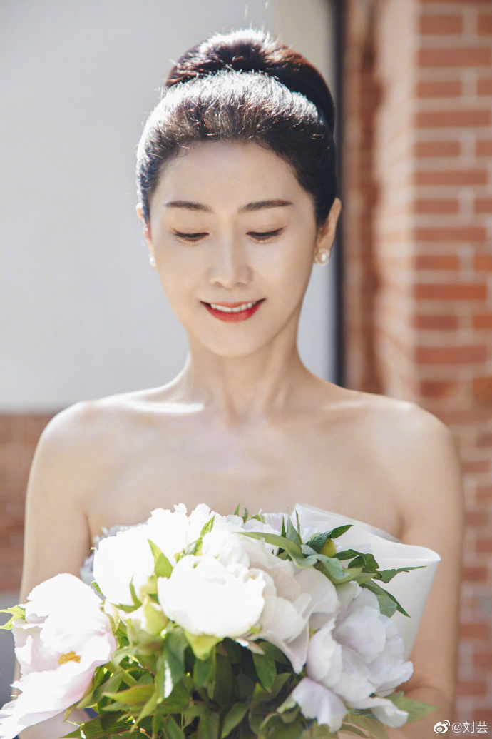 刘芸晒与妈妈黑白配装扮亲密合影小罗姐永远美到发光