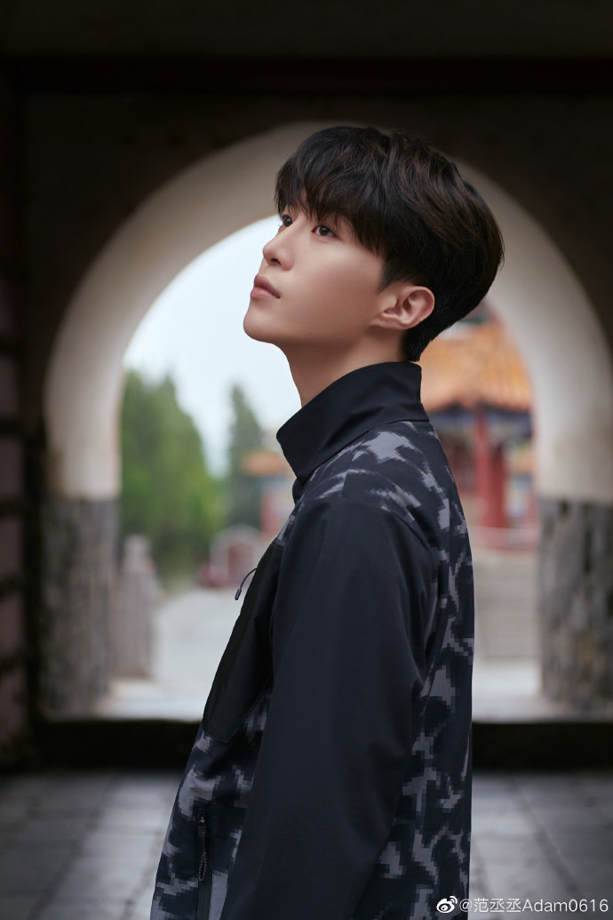 范丞丞晒打卡少林照穿暗黑系夹克秀精致侧颜
