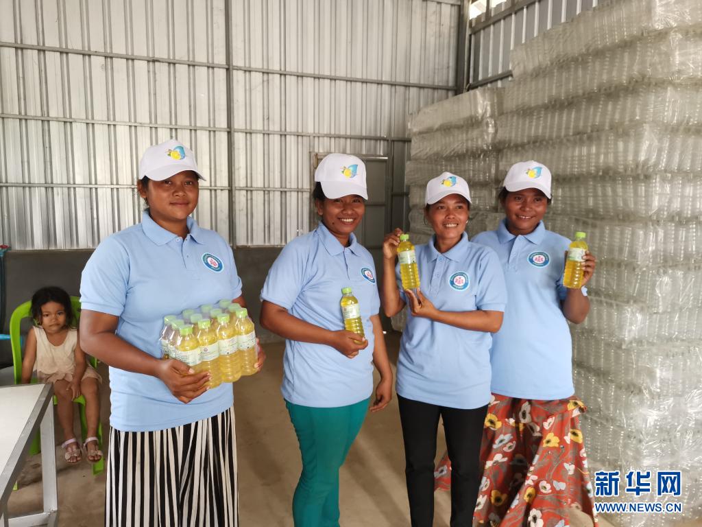2020年7月31日，村民在柬埔寨干丹省莫穆坎普县斯瓦安普乡的洗洁精加工厂展示生产的洗洁精。新华社发