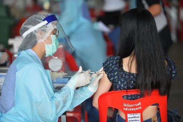 3月19日，医护人员为泰国曼谷市邦开区市民接种疫苗。（新华社）