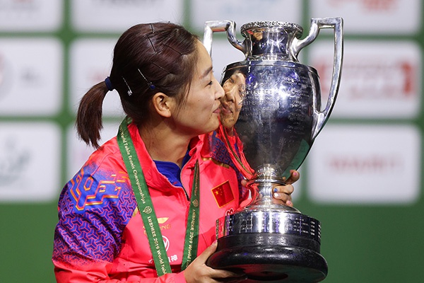 刘诗雯亲吻冠军奖杯。