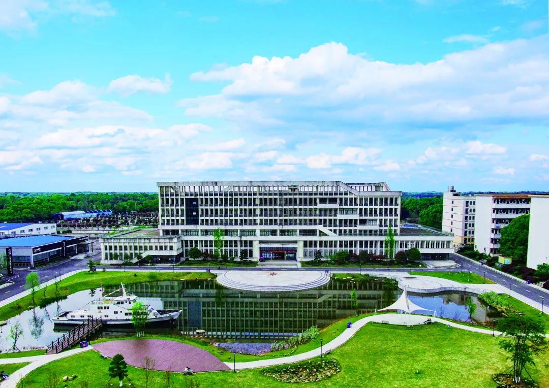 庆祝建党100周年益阳职业技术学院唱响北京的金山上唱支歌儿给党听