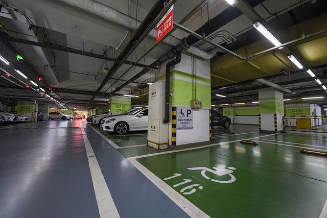 北京某综合商场的地下车库内,无障碍机动车停车位.