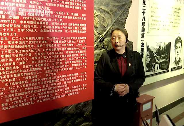 这位正在给游客讲解的人叫王芳,作为红军烈士的后代,2008年岳西县红二