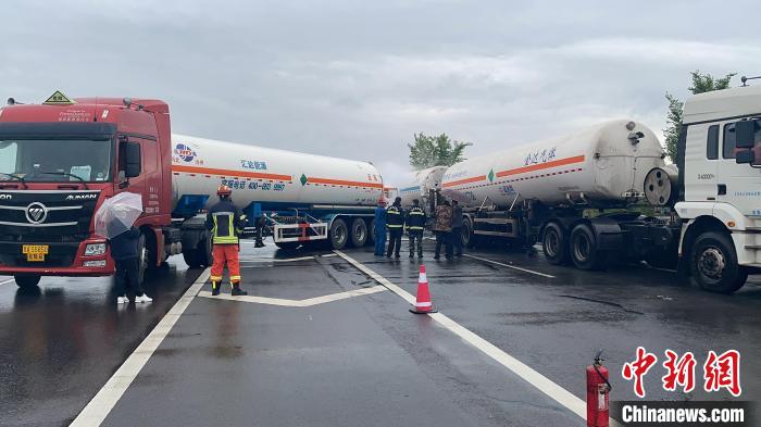山西27吨液氧罐车被追尾泄漏多部门17小时排险