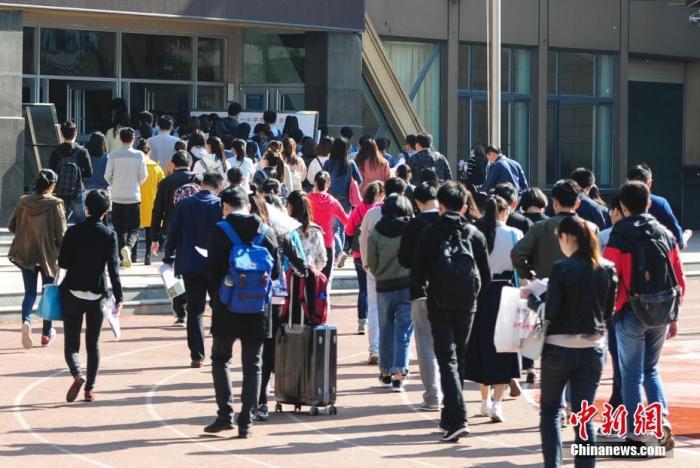 资料图:山东济南,考生步入公务员考试考场。中新社记者 张勇 摄