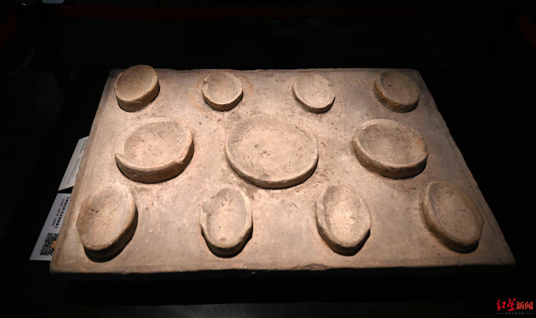 "案"就是古代人们的餐桌,这件石案上整整齐齐地摆放着三个餐盘,八个