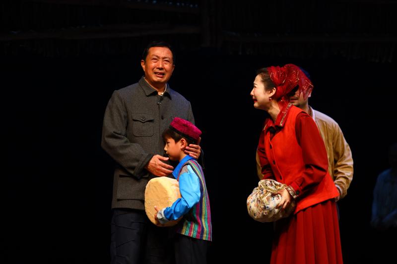 话剧《金色的胡杨》:新疆最美村官在贫瘠的土地写下赤诚