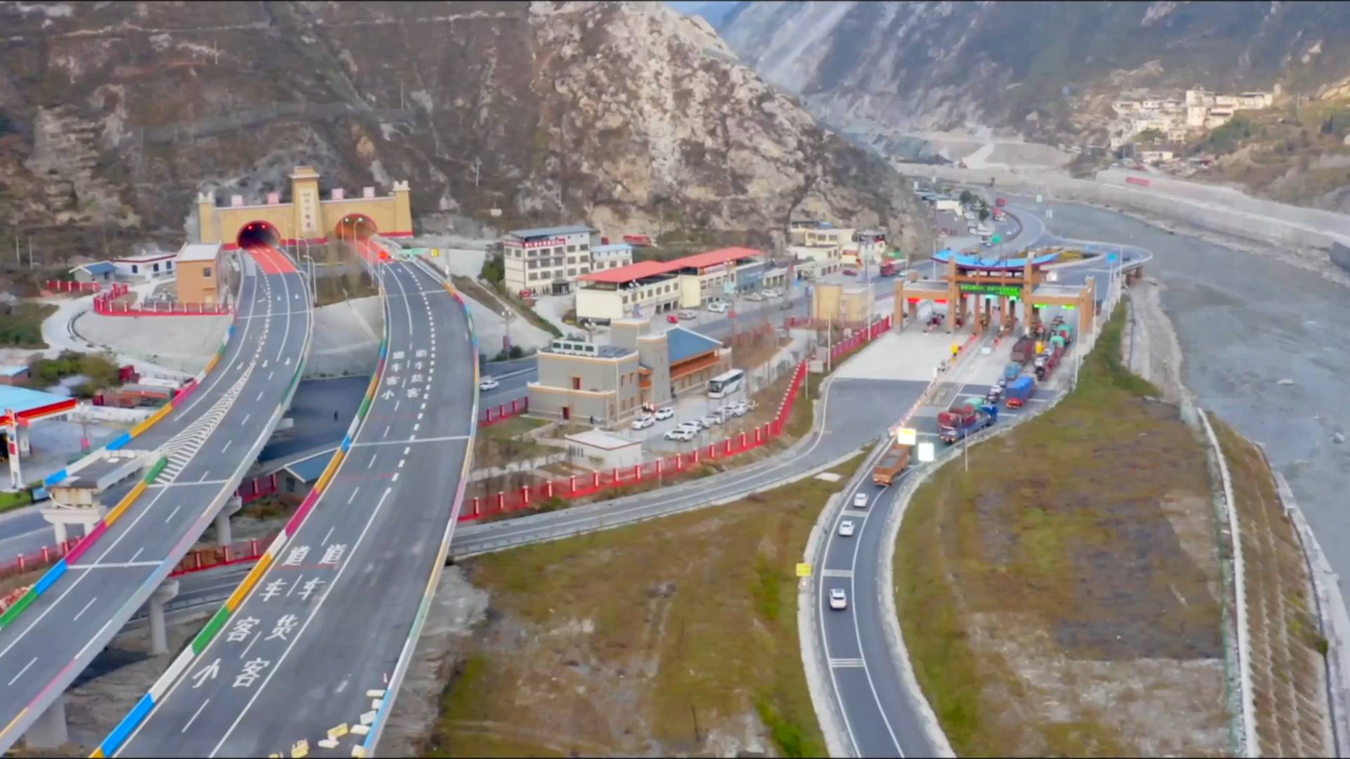沿着高速看中国|蓉昌高速:"云端高速"串联藏羌走廊_新浪新闻