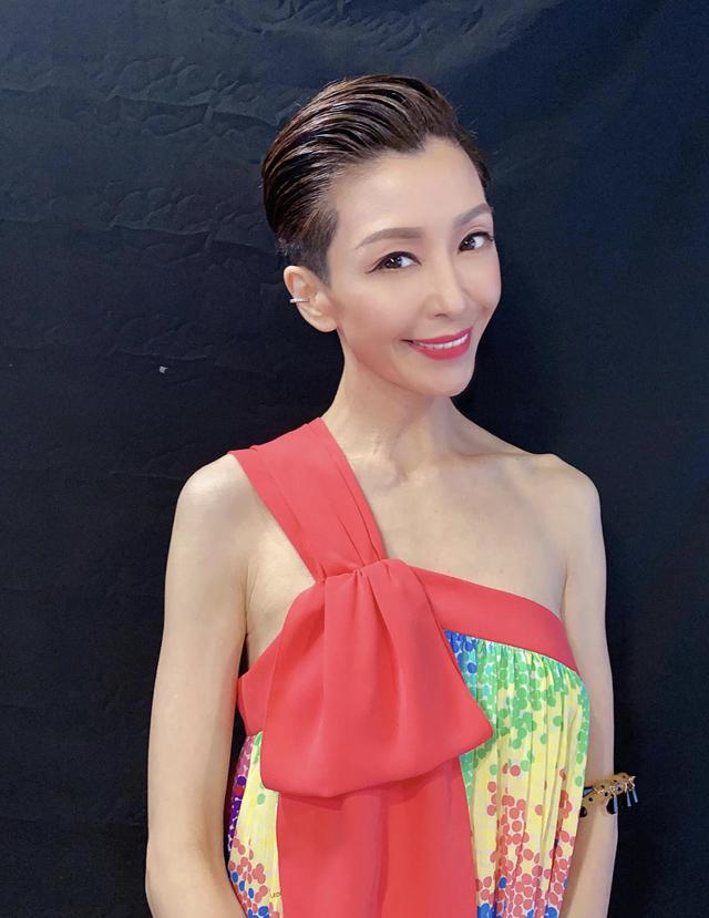 伍咏薇越老越敢穿真空穿西装配黑丝袜大玩下衣失踪