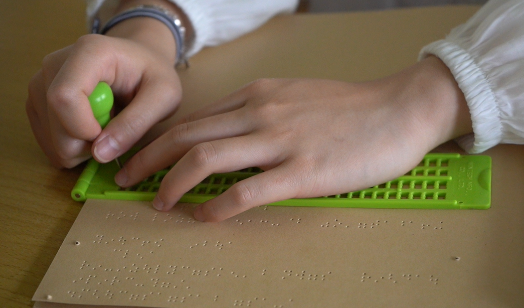 市盲哑学校,11名高考班的视障孩子正专注地用盲文笔在盲文板上敲打