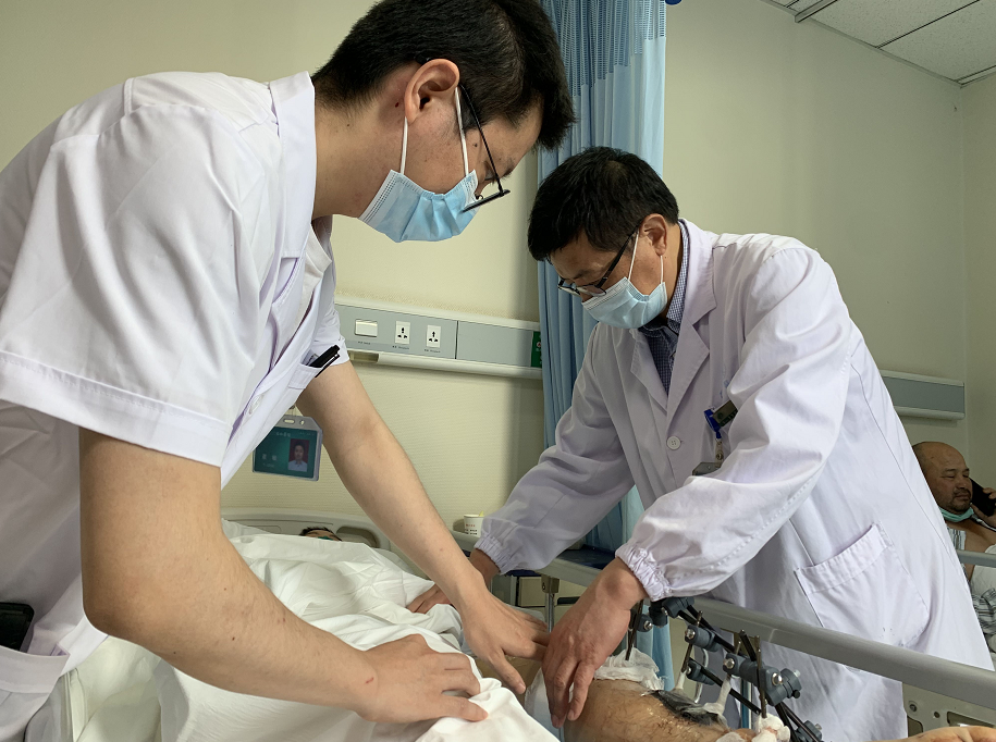 在龙卷风中摔断腿的小伙,平安转出icu了!|救护车_新浪新闻