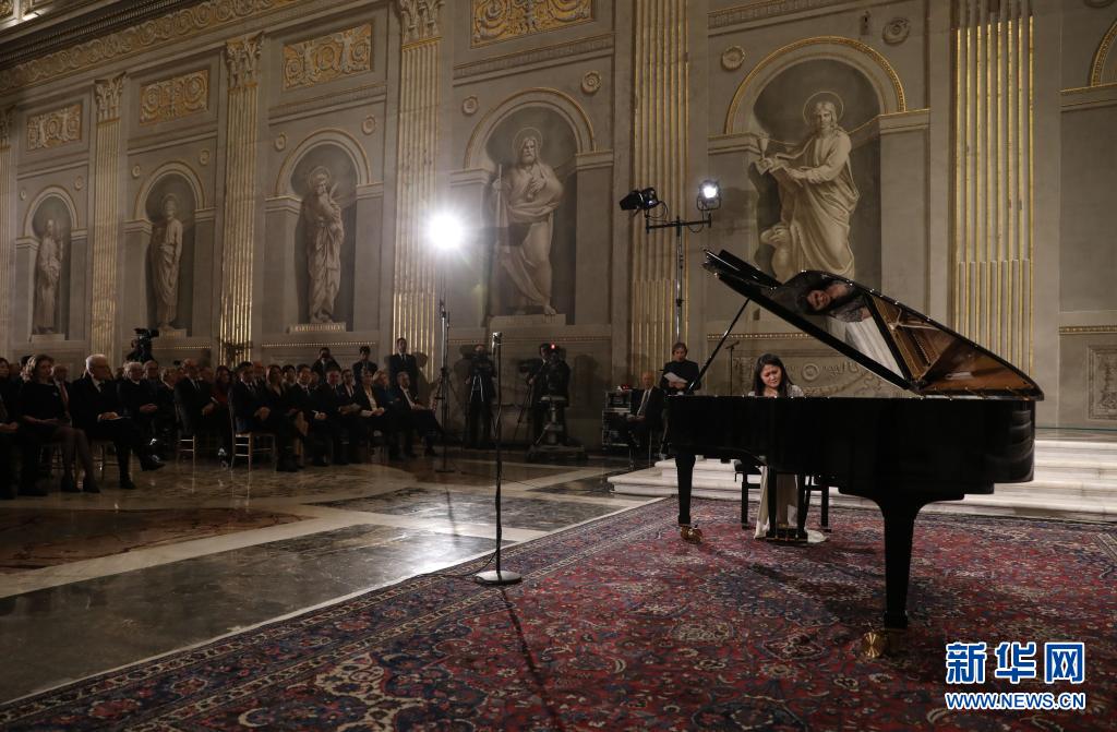 2020年2月13日，在意大利罗马总统府奎里纳莱宫，旅意华人钢琴家居觐在音乐会现场演奏。当日，由意大利总统马塔雷拉提议，在2020年中意文化旅游年计划外加演的一场钢琴独奏音乐会在意大利总统府举行，向抗击新冠肺炎疫情的中国人民传达友谊和支持。新华社记者 程婷婷 摄