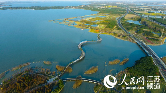 苏州吴江交界处的元荡湖,一座蜿蜒悠长的元荡慢行景观桥,宛若凌空飞舞