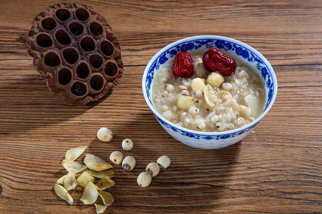 仁要30克,芡实10克左右,加一两把大米,熬成粥,早晨就吃一碗这个四宝粥