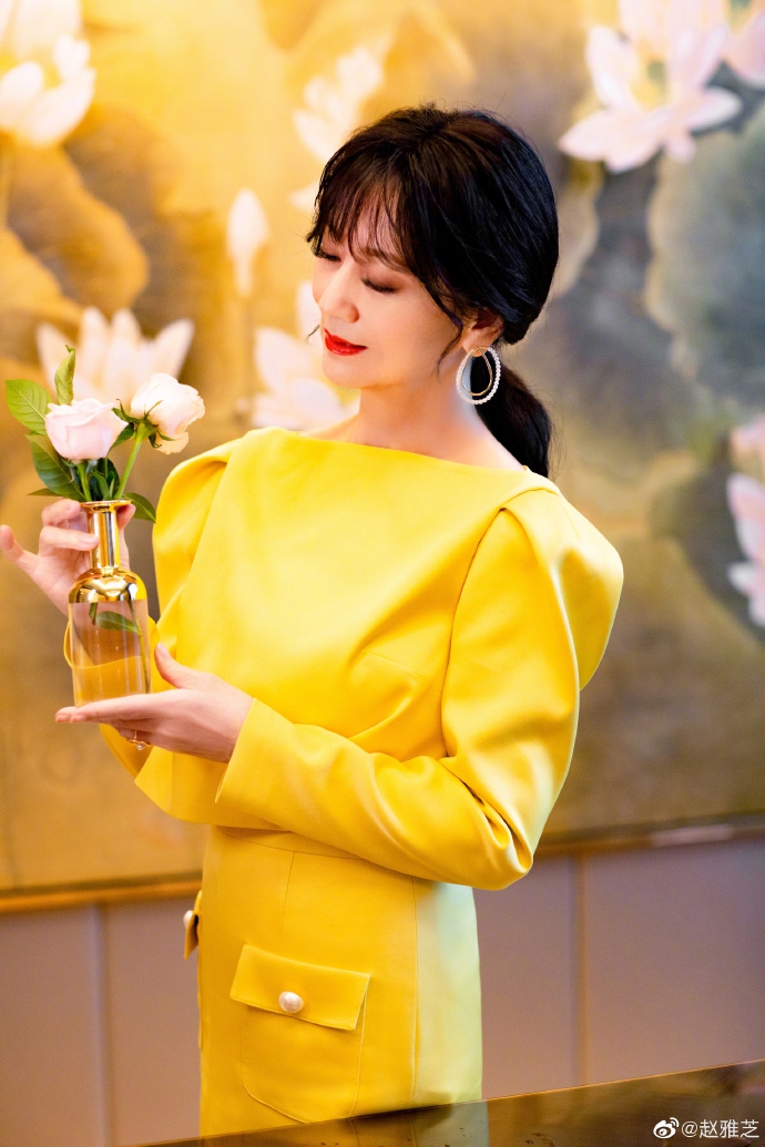 不老女神!赵雅芝近照明媚貌美人比花娇