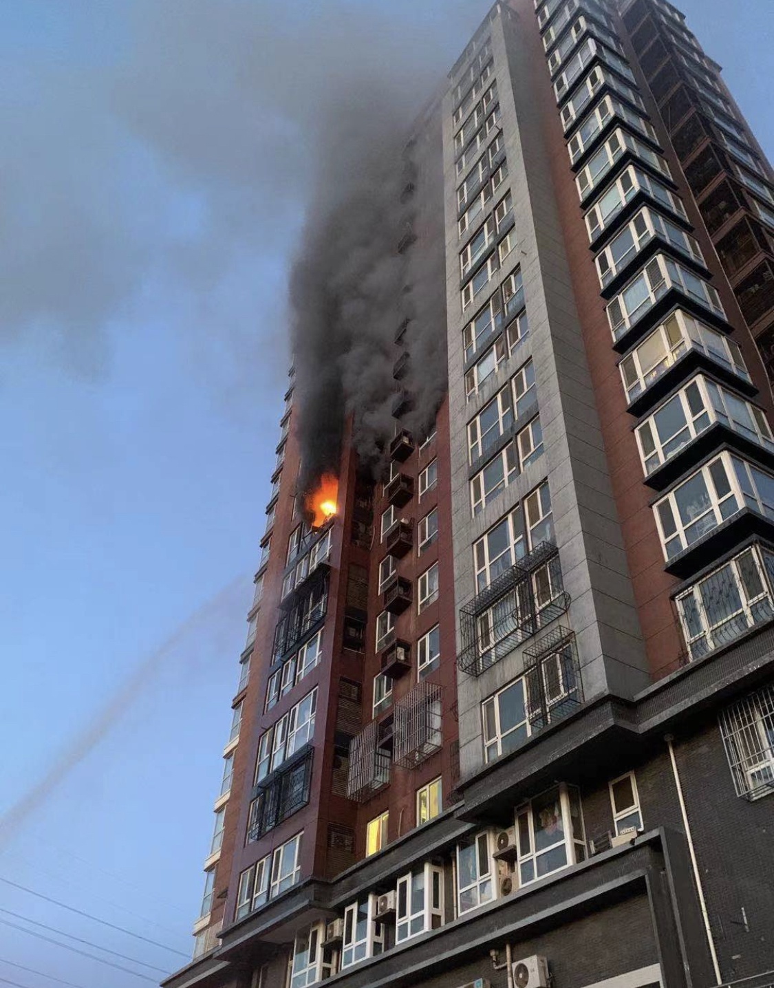 又是电动车火灾今晨北京一居民家中起火原因系给电池充电引发