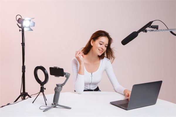 央视曝光网络直播打赏乱象：多家平台存在性暗示等低俗现象休闲区蓝鸢梦想 - Www.slyday.coM