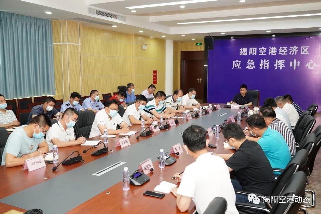 区领导陈晓青,罗少鸿,黄文浩参加会议.