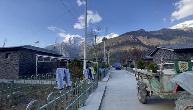 村口是主干道,进出吉隆的车子就从那经过,可以说地段是很好的,交通比