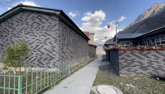 我们发现吉隆镇有一个非常特别的村子,叫"达曼村"