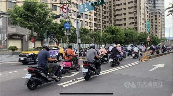 衔接双北的重要干道如台北桥、重阳桥等，平常只要上下班时段必定涌现密集车潮，但台湾“中央社”记者17日上午实际走访观察发现，车流量不如以往繁忙。图自“中央社”