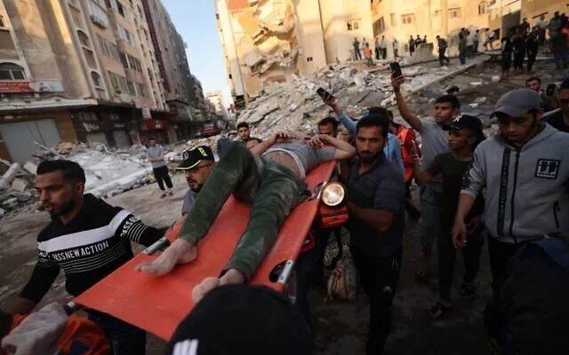 2021年5月16日,一名幸存者被从废墟下救出 图源:外媒