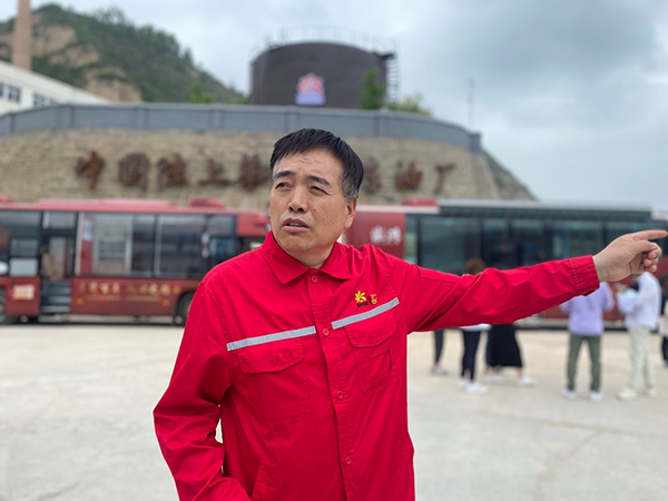 是陕西延长石油集团延长油田股份有限公司七里村采油厂厂长,在油田上