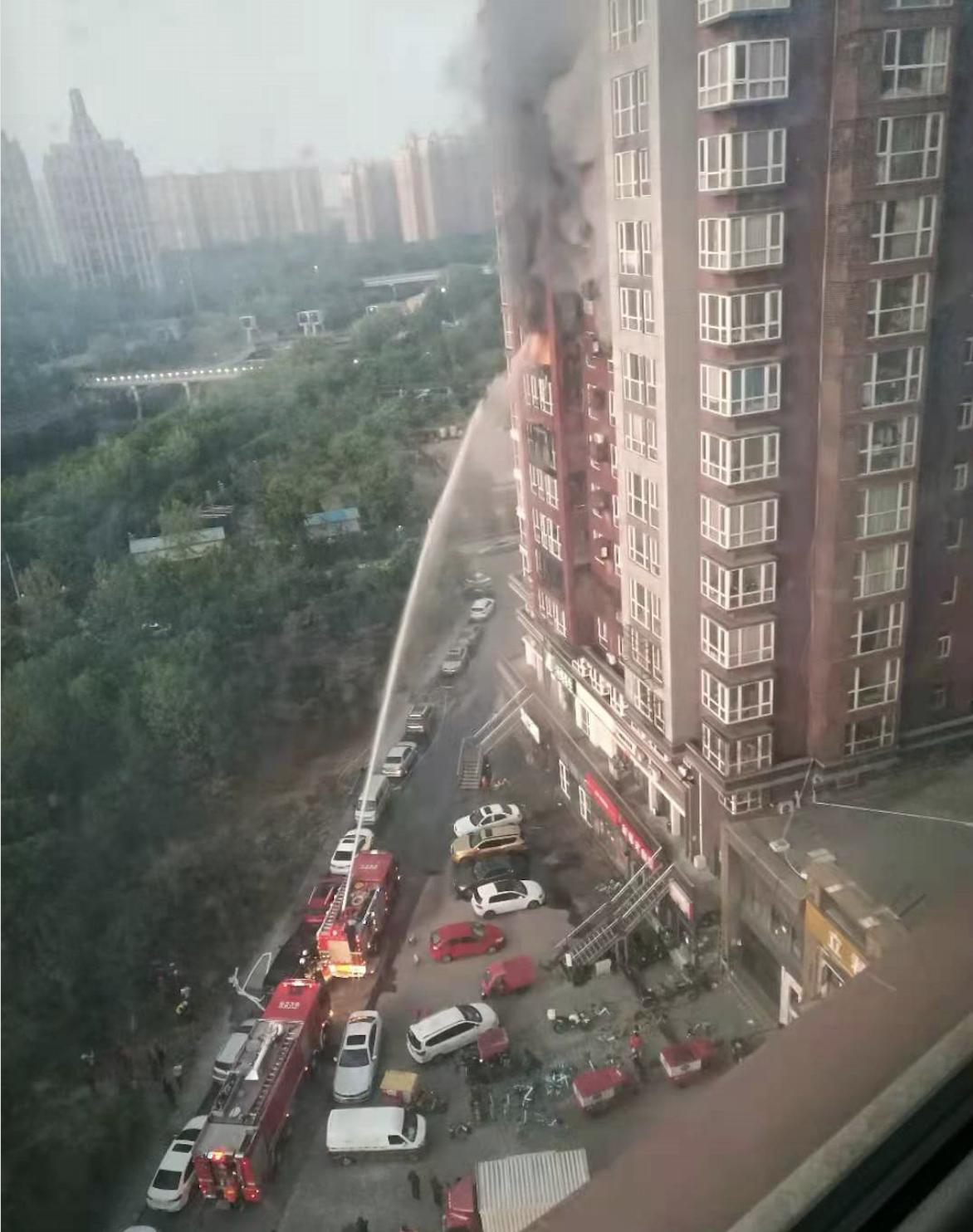 长峰医院火灾遇难29人！居民：着火楼体外有多条裸露电线，疑似私拉电线|医院|北京市|火灾_新浪新闻