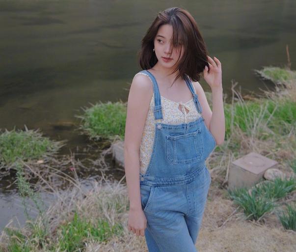 欧阳娜娜真的太会拍了吧!小碎花吊带少女又性感,娜娜改名辣辣吧
