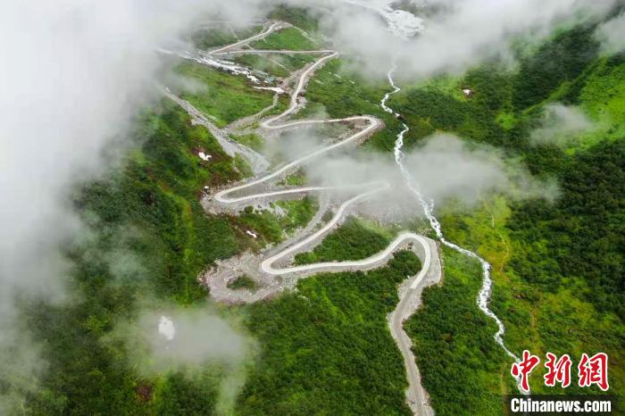 图为航拍西藏林芝派墨公路。董志雄 摄