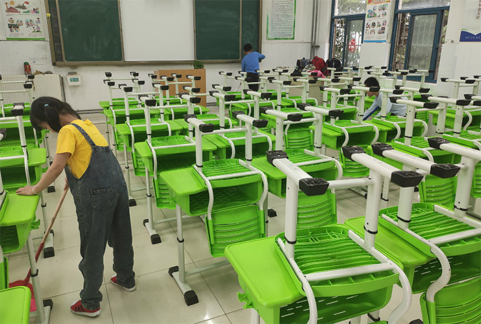 大学 绿色格子衫 教室图片