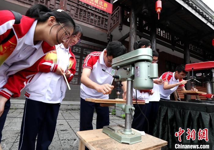 学生进行侗族木构建筑积木搭建。　吴练勋 摄