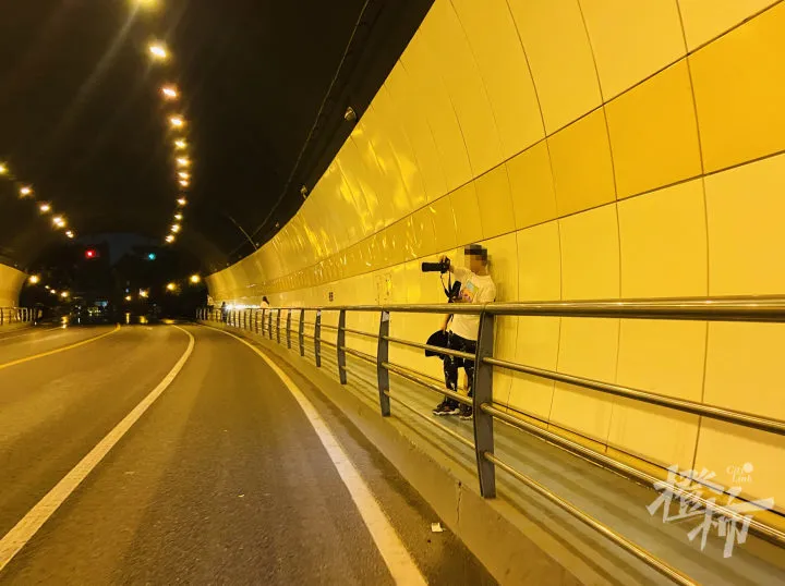 杭州万松岭隧道有人不分白天黑夜来拍婚纱照太危险
