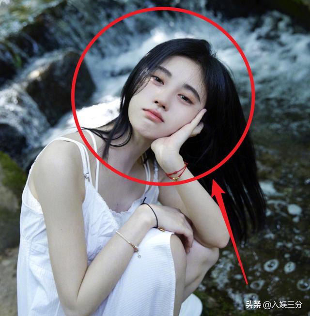 鞠婧祎晒出游照不化半永久桃花妆素颜下的颜值我却看愣
