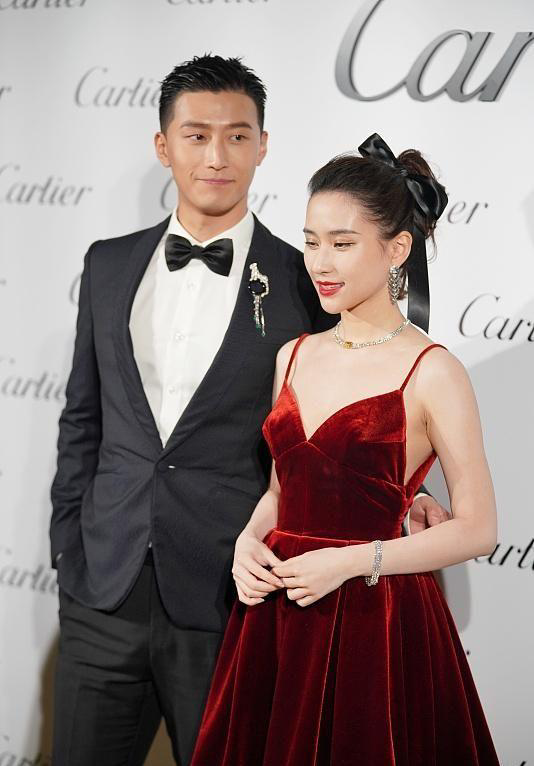 何超莲窦骁走红毯,穿吊带丝绒裙气质高贵,这才是真名媛!