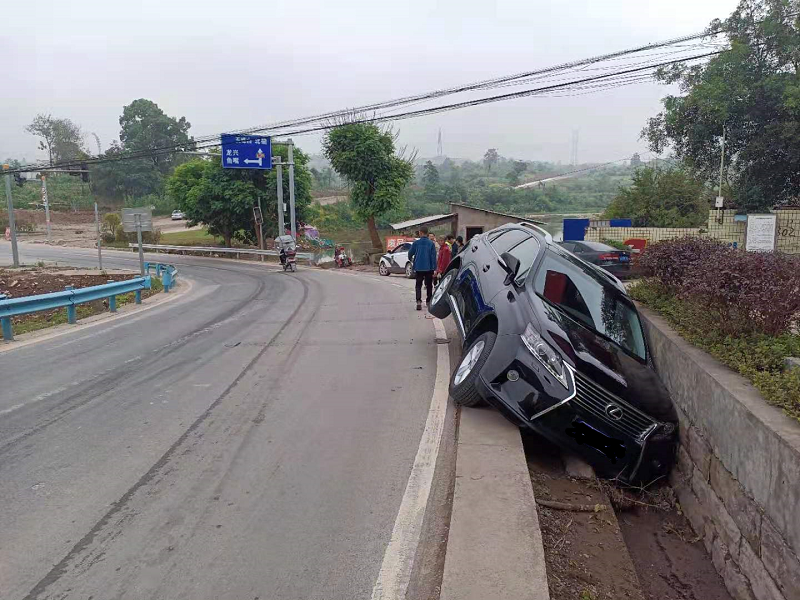 黑色越野车侧翻掉进路边排水沟 (央广网发 渝北区公安分局交巡警支队