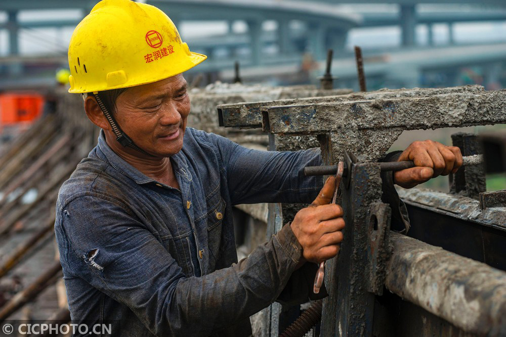 浙江宁波:战高温 赶工期