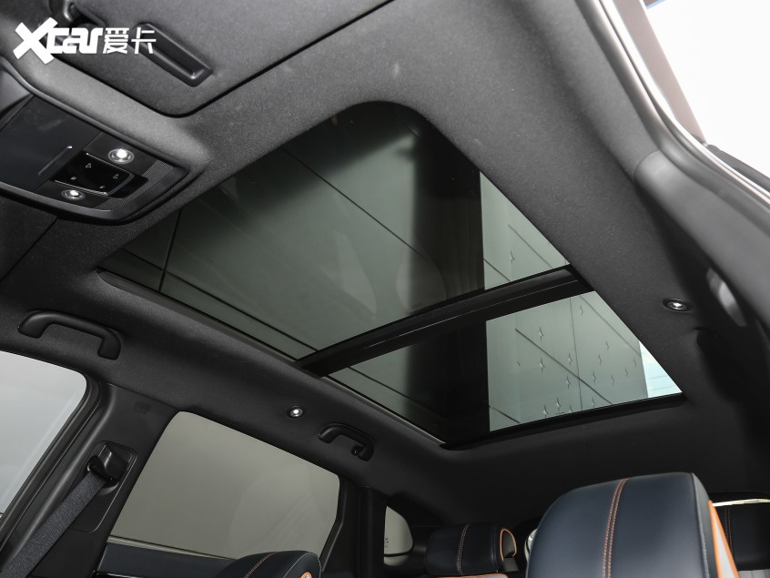 全系配备超大尺寸全景天窗并支持多种开启模式,提升车内采光的同时也