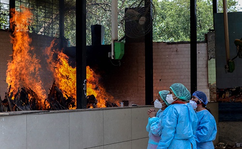 印度火葬场火化新冠死者遗体