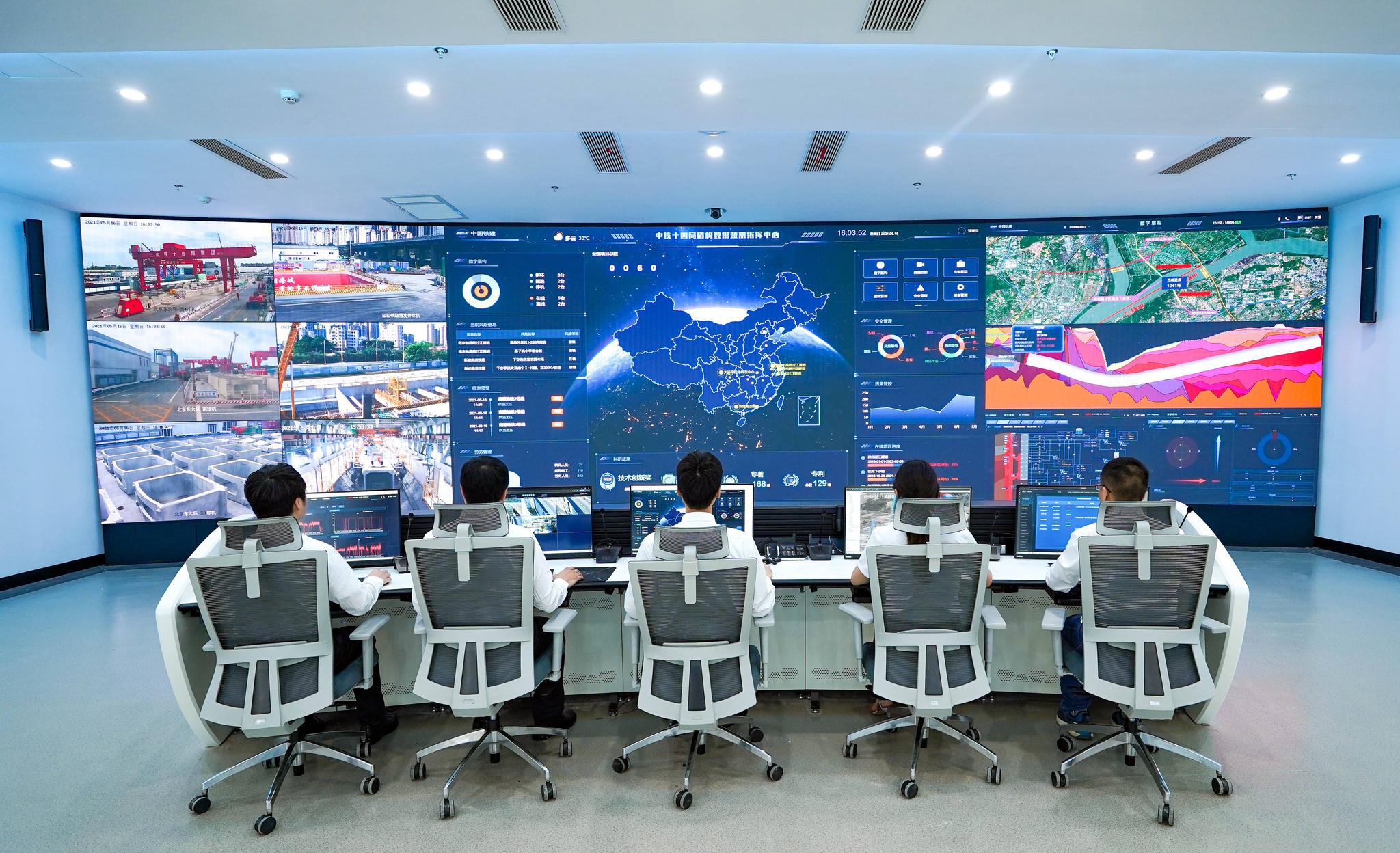 盾构数据监测指挥中心里,来自中铁十四局集团全国各地的大盾构施工