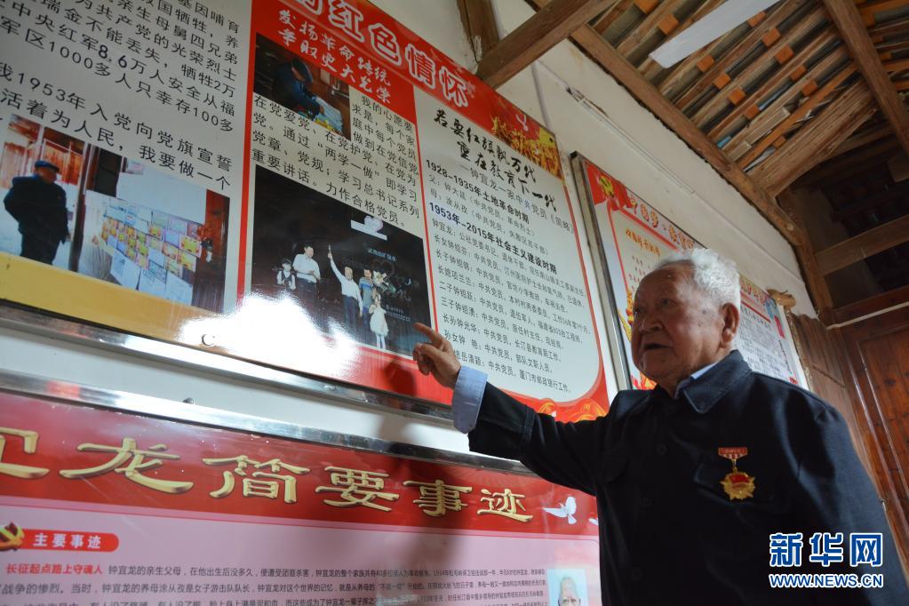 长汀县长窠头村村民钟宜龙在介绍自己举办的红色家庭展（4月27日摄）。新华社记者林超摄