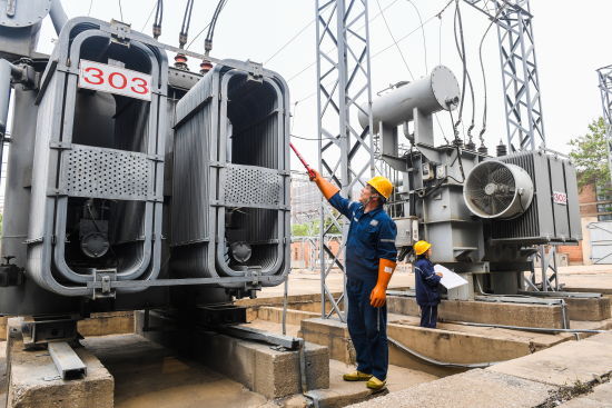 图为该公司机电技术人员正在检修矿井供电系统. 供图