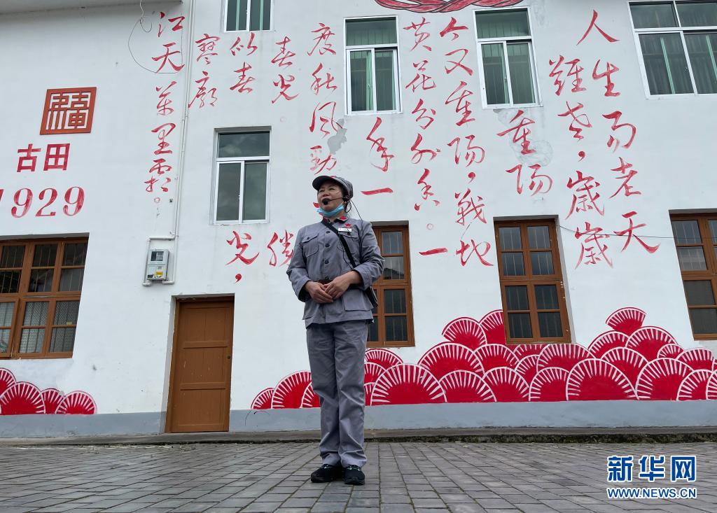 一名讲解员在古田“红军小镇”讲解（4月21日摄）。新华社记者林超摄