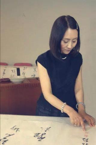 近日,一段女学者孙鹤在某媒体文史栏目的视频被书法圈内网友围观,并在
