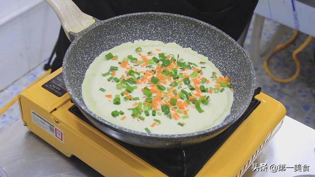 一盆面粉,两个鸡蛋,搅一搅,快速做出鸡蛋煎饼,柔软鲜香