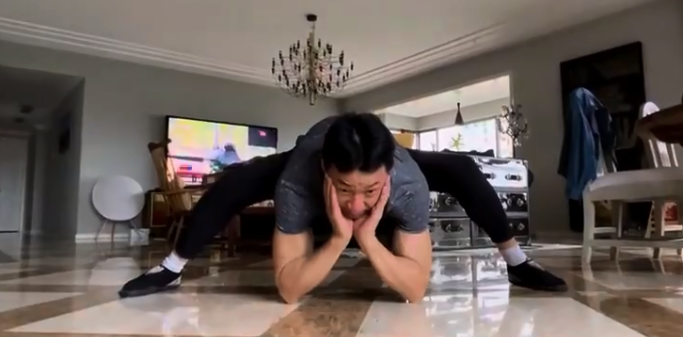 张丰毅挑战蜘蛛蹲意外曝光自己家的内景