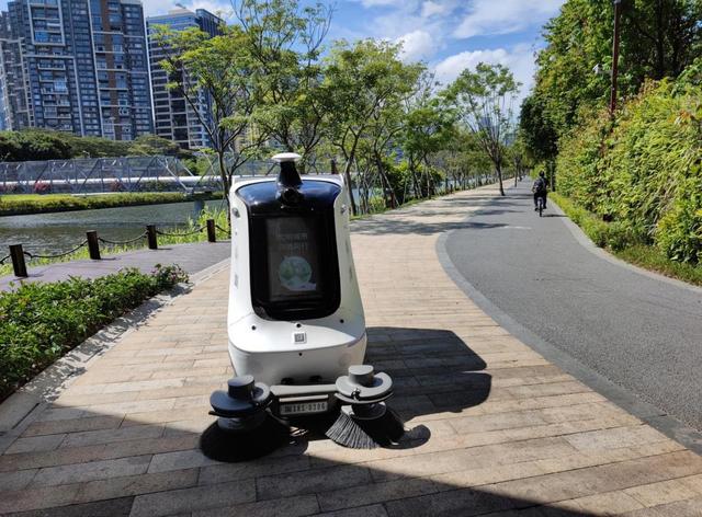 5g无人垃圾清扫车亮相街头既会说话又能干活