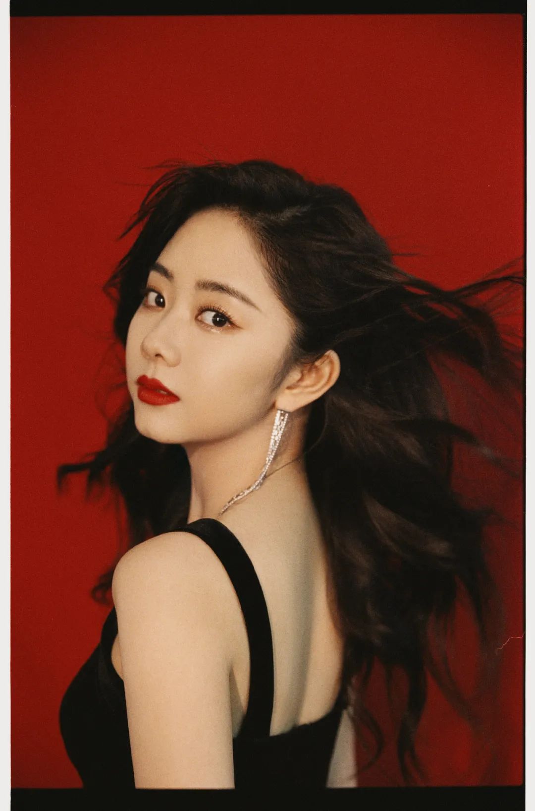 谭松韵咋就不甘心?"不适合浓妆"的娃娃脸