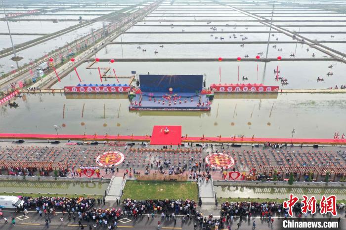 第二十一届中国·盱眙国际龙虾节开捕仪式现场。许昌银 摄